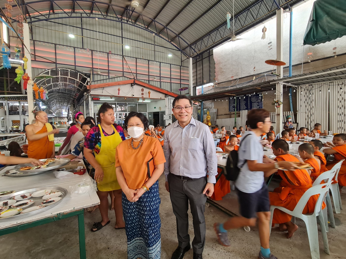 ร่วมทำบุญเป็นเจ้าภาพ เลี้ยงเพลสามเณรที่บรรพชาภาคฤดูร้อน ณ วัดพิชัย